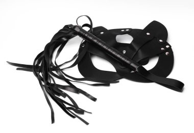 Deri kamçı ve beyaz arka planda izole edilmiş bir maske. BDSM seti. Seks Oyunları