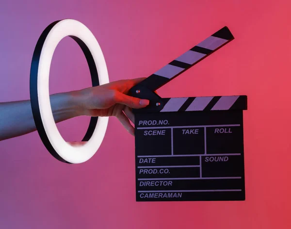 Frauenhand Hält Filmklappbrett Durch Led Ringlampe Rot Blauem Neonlicht Kreative — Stockfoto