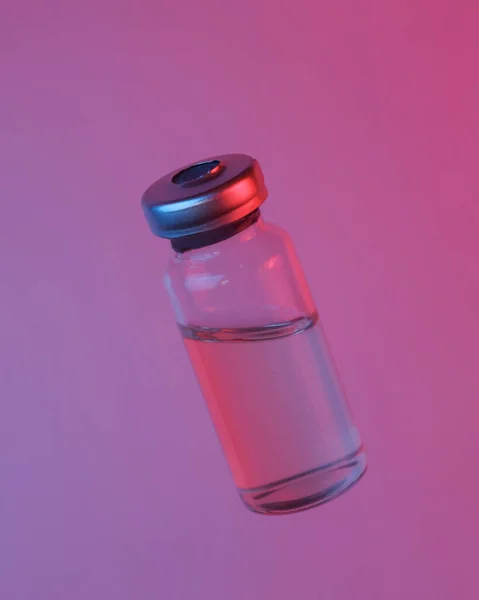 Lahvička Vakcínou Plovoucí Vzduchu Izolovaná Modročerveném Neonovém Svitu Levitující Objekty — Stock fotografie