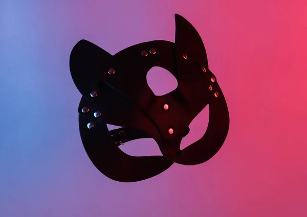 空気中に浮かぶセックスショップレザー猫のマスク 青赤ネオングラデーションライトに隔離されました 物体を浮遊させる 最小限のコンセプト セックスゲーム — ストック写真
