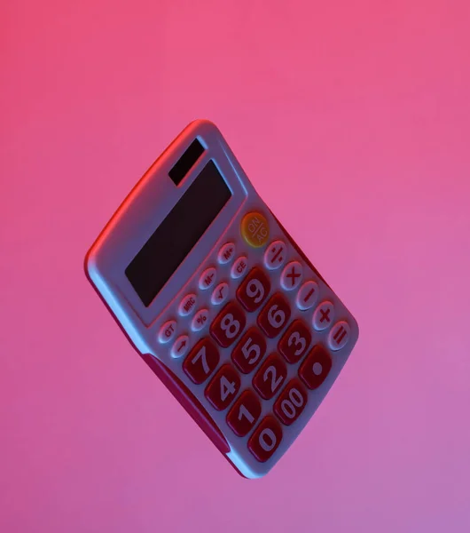 Калькулятор Плавающий Воздухе Изолированный Сине Красным Неоновым Градиентным Светом Левитация — стоковое фото
