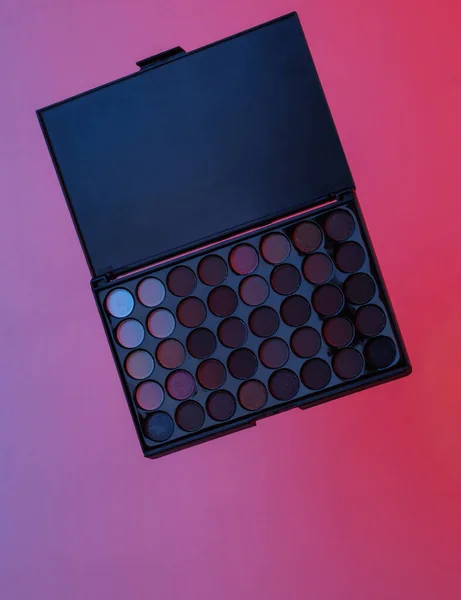 Makeup Lidschatten Palette Schwebt Der Luft Isoliert Blau Rotem Neonlicht — Stockfoto