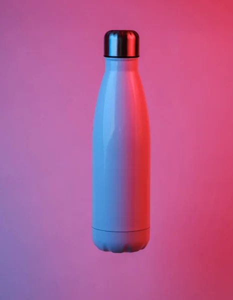 Termos Flaska Flyter Luften Blå Röd Neon Lutning Ljus Leviterar — Stockfoto