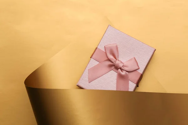 豪华的金色背景礼品盒 — 图库照片