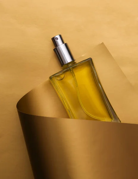 Parfümflasche Auf Luxuriösem Goldenem Hintergrund — Stockfoto