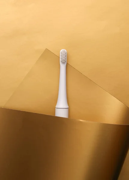 Ultraschall Zahnbürste Auf Luxuriösem Goldenem Hintergrund — Stockfoto