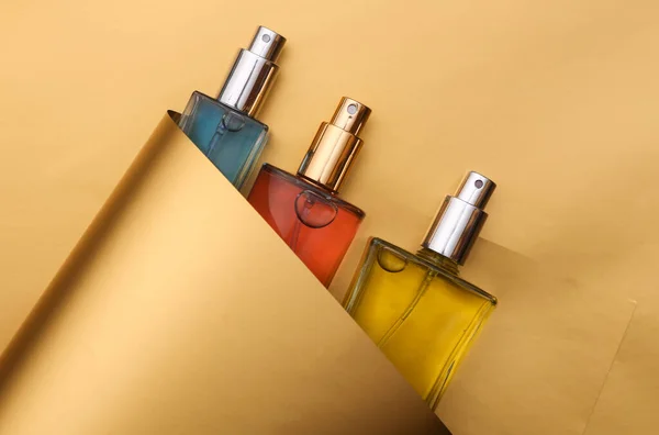 Parfümflaschen Auf Luxuriösem Goldenem Hintergrund — Stockfoto