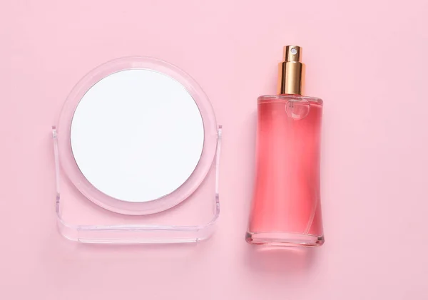 Flacon Parfum Avec Miroir Sur Fond Rose — Photo