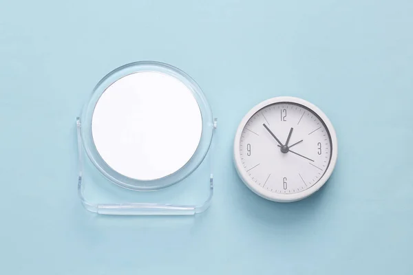 Espejo Con Reloj Sobre Fondo Azul — Foto de Stock