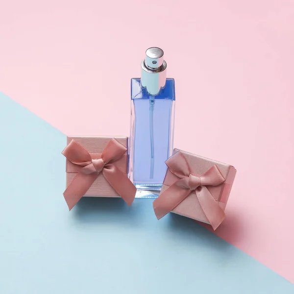 Flacon Parfum Avec Coffrets Cadeaux Sur Fond Rose Bleu — Photo