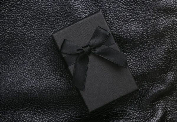 Černá Dárková Krabice Černém Koženém Pozadí Černý Pátek Prodej — Stock fotografie