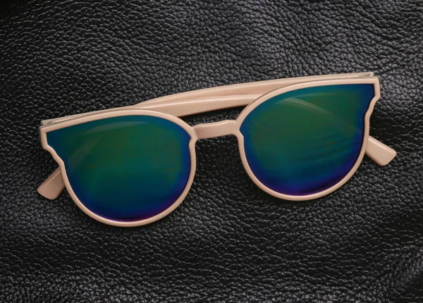 Trendige Sonnenbrille Auf Schwarzer Lederoberfläche — Stockfoto