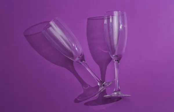 Colpo Estetico Bicchieri Champagne Vuoti Con Ombra Lunga Sfondo Viola — Foto Stock
