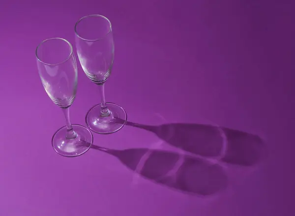 Естетичний Знімок Порожніх Келихів Шампанського Довгою Тінь Фіолетовий Фон — стокове фото