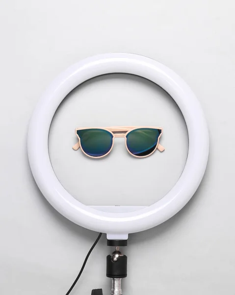 Lâmpada Anel Conduzida Com Óculos Sol Fundo Cinza Engrenagem Para — Fotografia de Stock