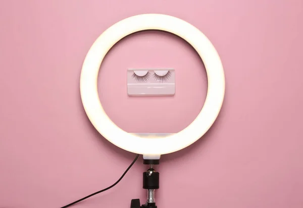 Lámpara Anillo Led Con Pestañas Falsas Sobre Fondo Rosa Gear — Foto de Stock