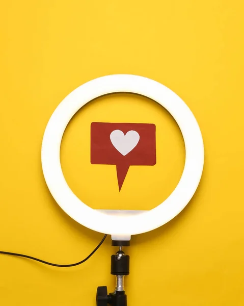 带智能手机的戒指灯和黄色背景的图标 博客和博客 顶部视图 — 图库照片