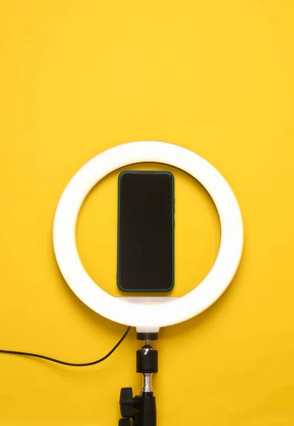 Led Kroužek Lampa Chytrým Telefonem Žlutém Pozadí Gear Pro Blogování — Stock fotografie