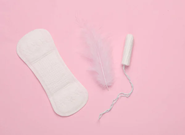 Women Intimate Hygiene Pad Tampon Soft Feather Pink Background — Stock Photo, Image