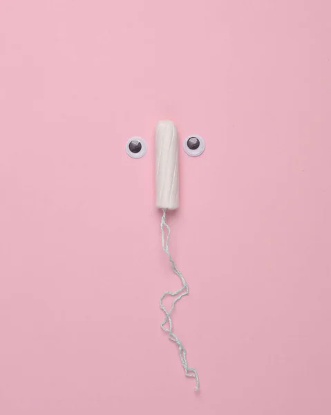 Menstruation Weibliche Intimhygiene Tampon Mit Augen Auf Rosa Hintergrund — Stockfoto