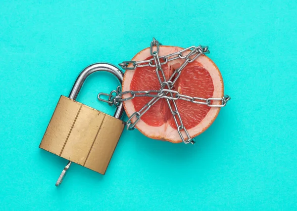 Loyalty Concept Grapefruit Half Symbolizing Vagina Wrapped Steel Chain Lock — Stok Foto
