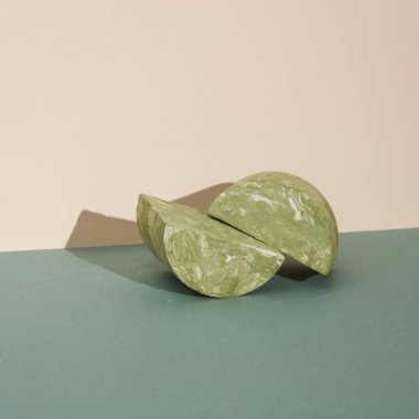 Geometrik şekilli, gölgeli, iki ton arkaplanlı minimalist sahne.