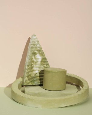 İki tonluk arka planda geometrik alçı şekilli yaratıcı bir sahne. Güzellik ürünleri için vitrin