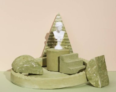 İki tonlu arka planda alçı geometrik şekilli bir kürsüde Venüs bükülüyor. yaratıcı durgun hayat