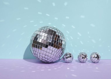Pastel arka planda aynalı disko topları olan yaratıcı, minimal bir hayat. Parti konsepti. Görsel trend. Retro estetik