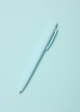 Mavi arka planda mavi plastik kalem. İş konsepti. Tek renkli bir fotoğraf. İş konsepti