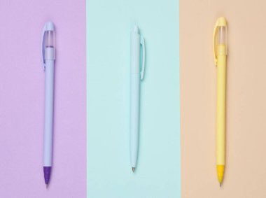 Renkli arka planda üç farklı kalem. Üst görünüm