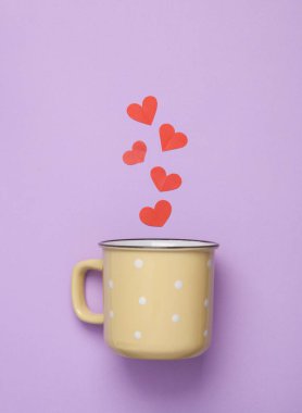 Pastel arka planda kalpleri olan seramik kupa. Aşk konsepti