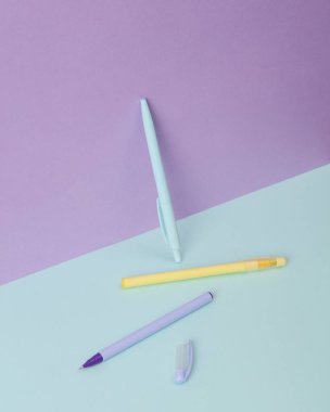 İki tonlu pastel arka planda renkli kalemlerle modern ve yaratıcı kompozisyon. Minimal natürmort. İş, eğitim kavramı