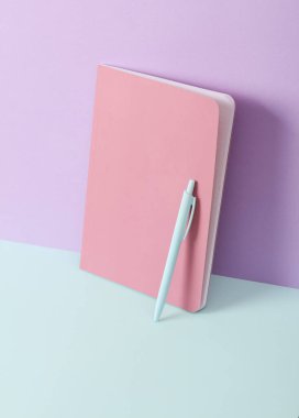 İki tonlu pastel arka planda kalemi olan modern ve yaratıcı bir kompozisyon. Minimal natürmort. Yeni bir fikir. İş, eğitim kavramı