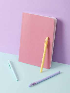 İki tonlu pastel arka planda kalemlerle modern ve yaratıcı kompozisyon. Minimal natürmort. Yeni bir fikir. İş, eğitim kavramı