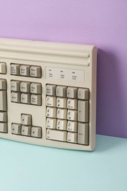 Pastel arka planda eski klavyesi olan yaratıcı retro 80 'ler düzeni. Kavramsal patlama. En az yaşam süresi