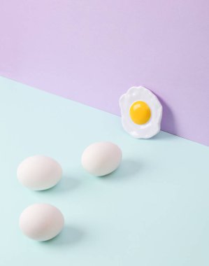 Pastel arka planda yumurtaları olan yaratıcı bir düzen. Kavramsal patlama. Minimal natürmort. Yiyecek konsepti
