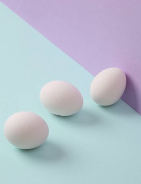 Pastel arka planda yumurtaları olan yaratıcı bir düzen. Kavramsal patlama. Minimal natürmort. Yiyecek konsepti