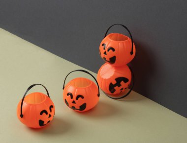 Yaratıcı cadılar bayramı planı. İki tonlu bal kabağı kovaları. Kavramsal patlama. Minimal natürmort. Şaka mı şeker mi?