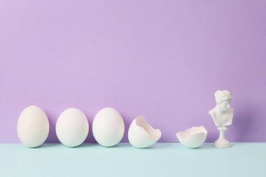 Yaratıcı düzen. Venüs iki tonlu pastel arka planda yumurtalarla dolu. Kavramsal patlama. En az yaşam süresi.