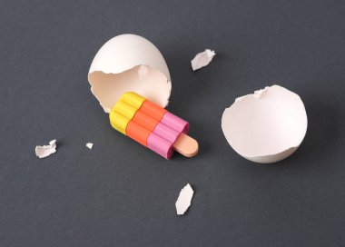 Dondurma gri arka planda yumurtadan çıktı. Yaratıcı yerleşim