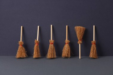 Karanlık arka planda cadı süpürgeleri olan yaratıcı cadılar bayramı düzeni. Şeker mi şaka mı?