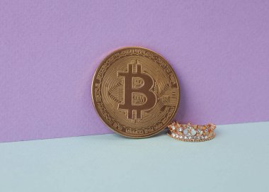 Pastel arka planda altın kaplamalı Bitcoin. Kripto ticareti, liderlik