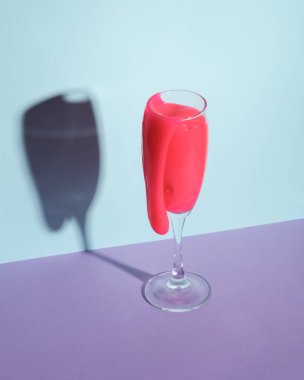 Yaratıcı düzen, iki tonlu pastel arka planda neon sümüklü cam. Görsel trend. Minimalist estetik natürmort. Parti konsepti. Yeni fikir.