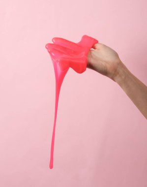 Pembe arka planda pembe sümüklü el