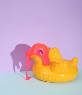 Yaratıcı yaz düzeni, pastel arka planda pembe sümüklü şişme ördek. Görsel trend. Minimalist estetik natürmort. Parti konsepti. Yeni fikir.