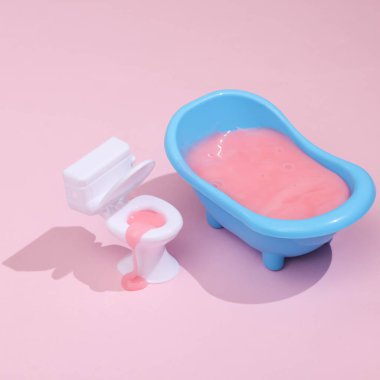 Yaratıcı düzen, banyo ve tuvalet, parlak pembe arka planda gölgeli balçık. Görsel trend. Yeni bir fikir. Konsept pop