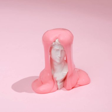 Yaratıcı düzen, David 'in gölgeli pembe arka plandaki sümüğü. Görsel trend. Yeni bir fikir. Konsept pop