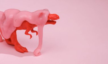 Yaratıcı düzen, gölgeli pembe arka planı olan oyuncak tyrannosaurus. Görsel trend. Yeni bir fikir. Konsept pop