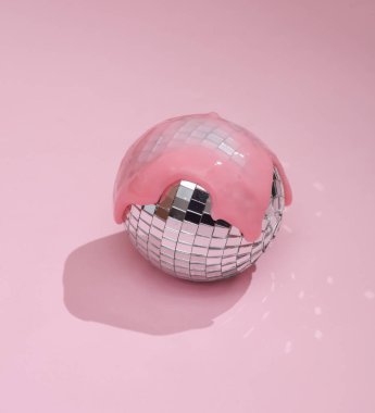 Yaratıcı tasarım, arka planda pembe sümüksü gölgeli disko topu. Görsel trend. Yeni bir fikir. Konsept pop. Parti konsepti